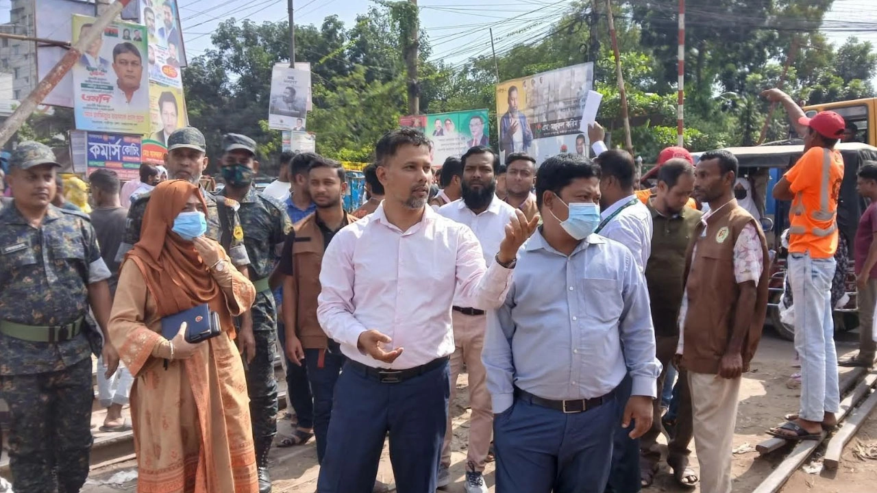 জয়দেবপুরে রেলওয়ের জমি দখলমুক্ত করতে স্থাপনা উচ্ছেদ অভিযান