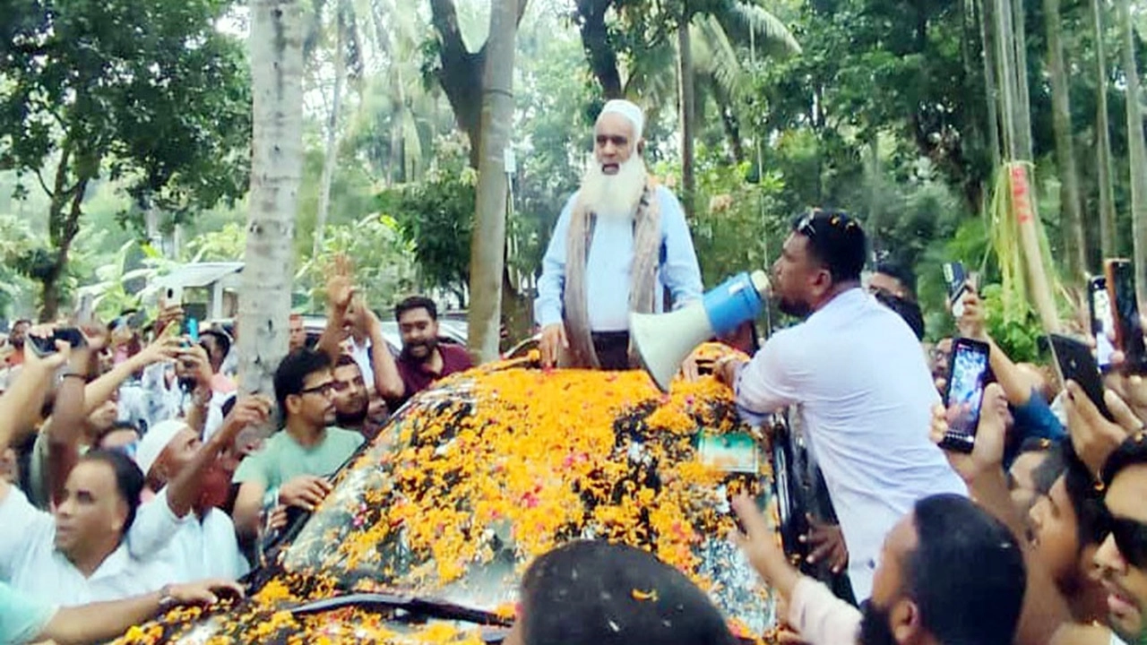 মনিরুল হক চৌধুরীর হাজারো নেতাকর্মী মোটরসাইকেল ও গাড়ির বহর