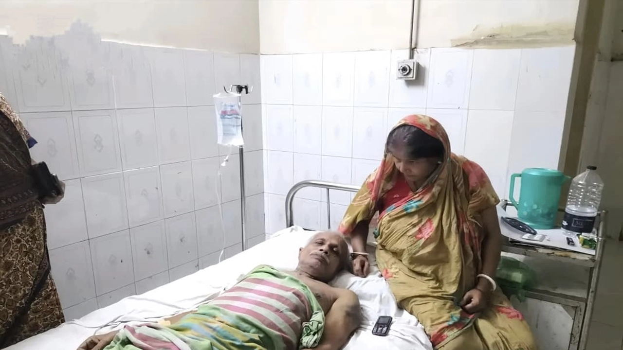 আহত শিক্ষক এখন হাসপাতালে