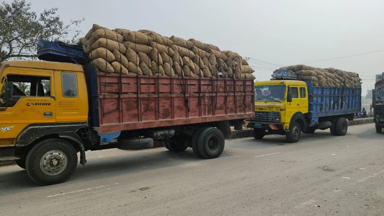 বাংলাবান্ধা দিয়ে ১ হাজার ৭০১ মেট্রিক টন আলু নেপালে রপ্তানি