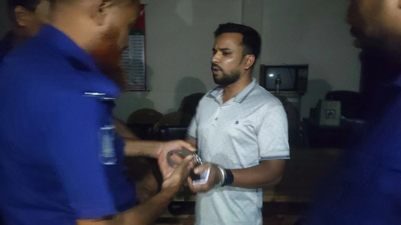 পৌরসভার কর্মকর্তাকে ভয়ভীতি-হুমকি দেয়ায় আটক যুবক