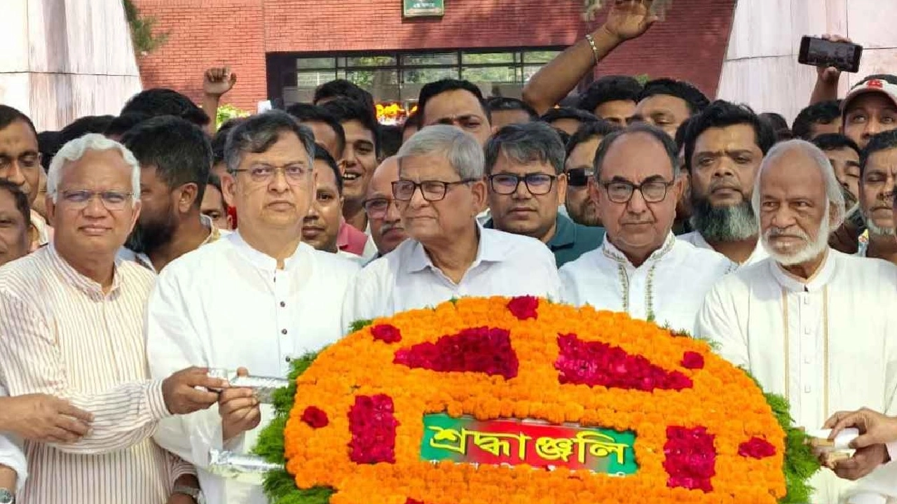 শহীদ রাষ্ট্রপতি জিয়াউর রহমানের মাজারে পুষ্পার্ঘ্য অর্পণ করছেন বিএনপির নেতারা