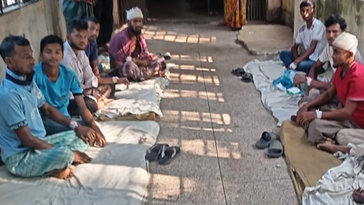 সংঘর্ষের পর আহতদের হাসপাতালে নেওয়া হয়: ছবি-সংগৃহীত