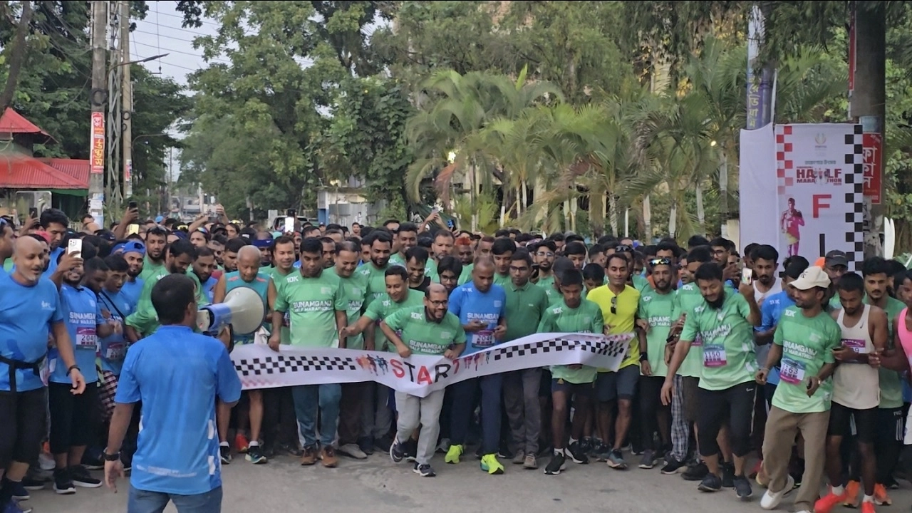 সুনামগঞ্জে হাফ ম্যারাথনে অংশগ্রহণকারীরা
