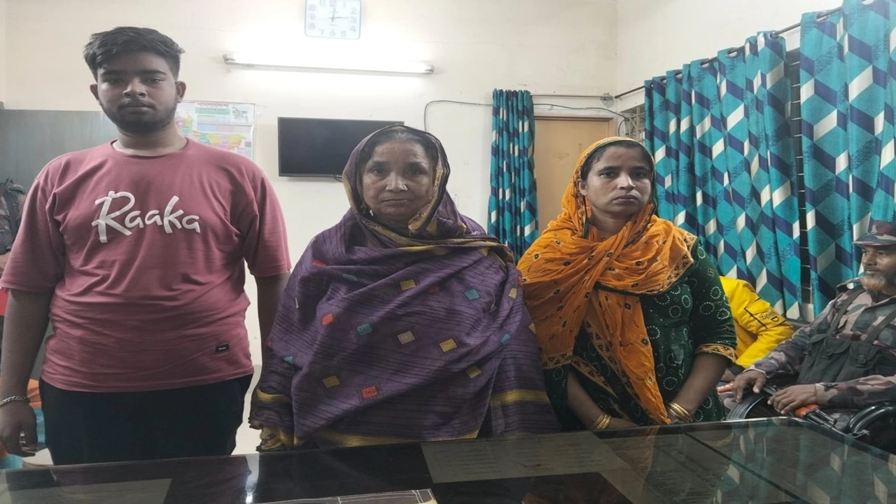 তিন বাংলাদেশি নারী-পুরুষকে বিজিবির কাছে হস্তান্তর করে