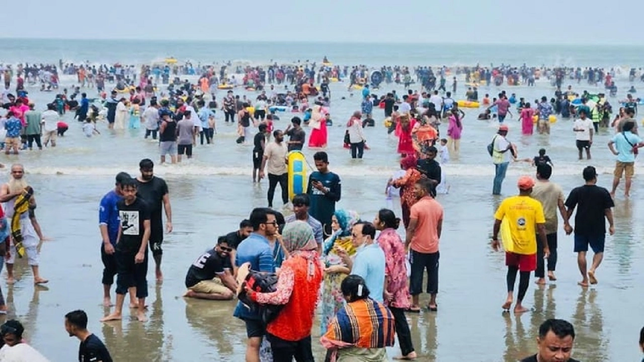কক্সবাজার সৈকতে ভ্রমণপিপাসু মানুষের আনাগোনা