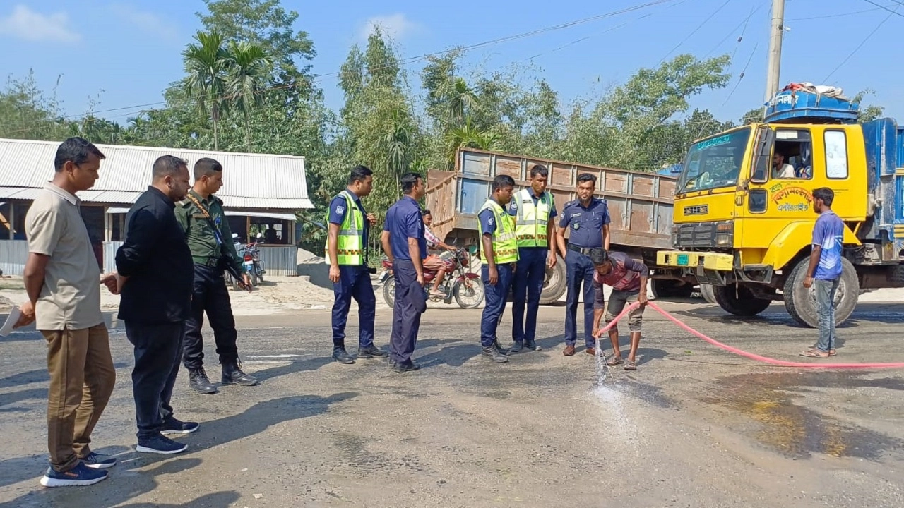 সড়ক থেকে বালু-পাথর অপসারণ