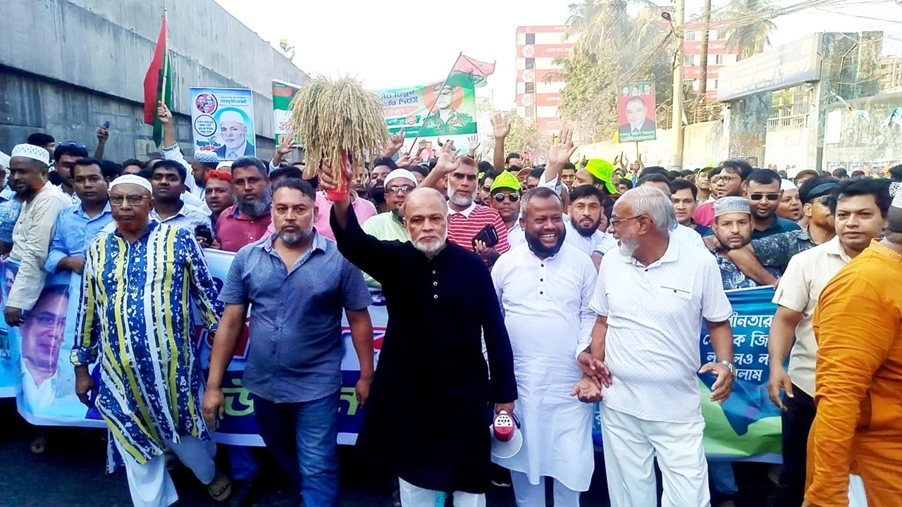 গাজীপুরের টঙ্গীতে অনুষ্ঠিত হয়েছে শ্রমিক দলের বর্ণাঢ্য র্যালি