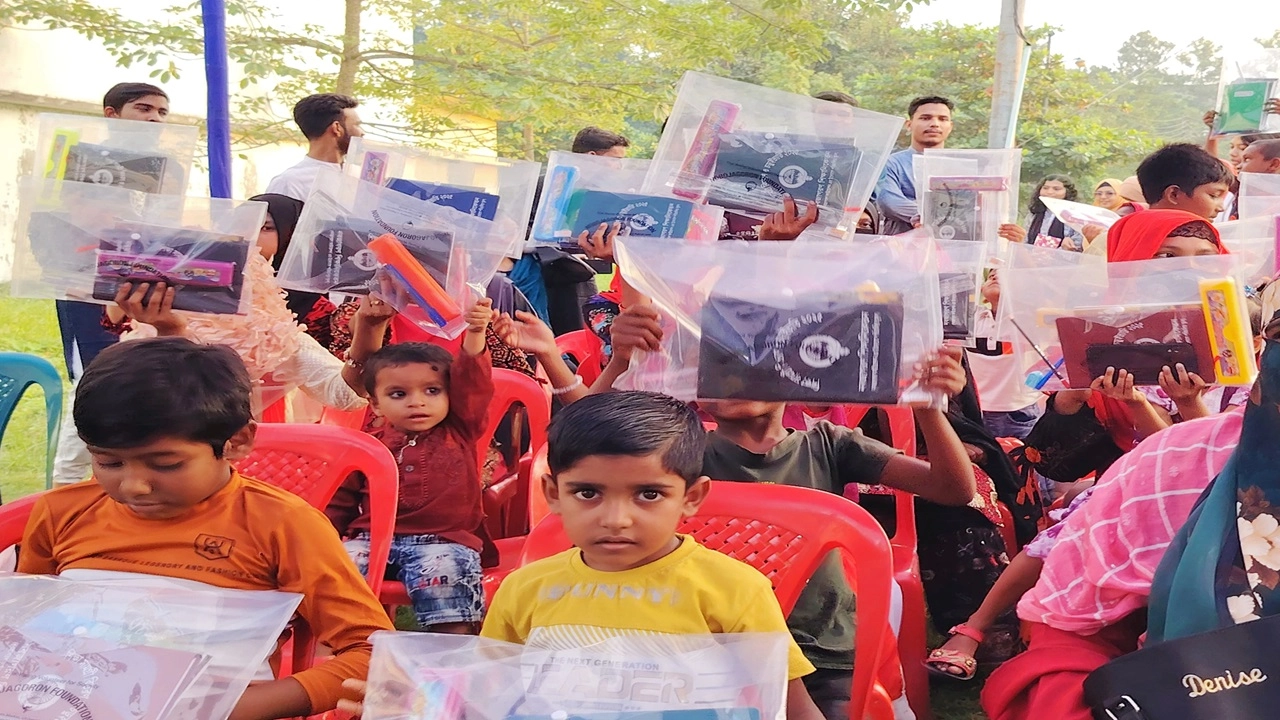 রাজশাহী বিশ্ববিদ্যালয়ে সুবিধাবঞ্চিত শিশুদের মাঝে শিক্ষা সামগ্রী বিতরণ করা হয়