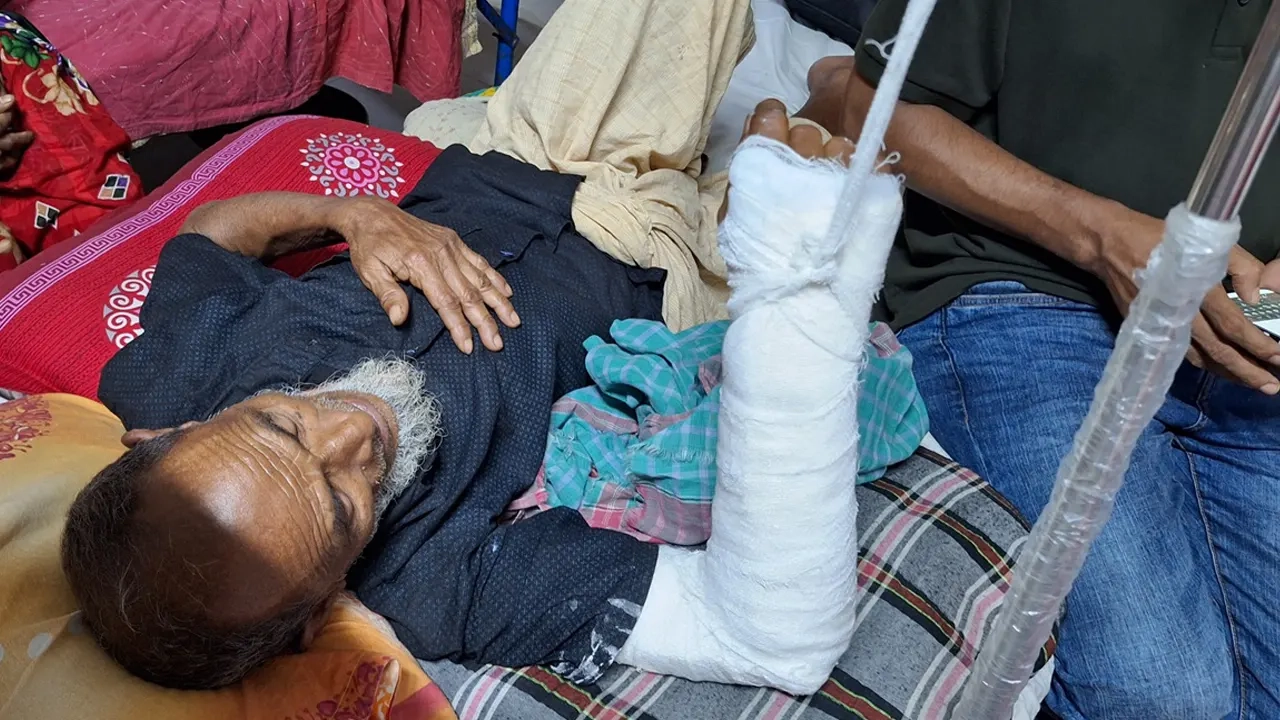 আহত বৃদ্ধ জুলফিকার আলী মুন্সি বর্তমানে পটুয়াখালী মেডিকেল কলেজ হাসপাতালে চিকিৎসাধীন
