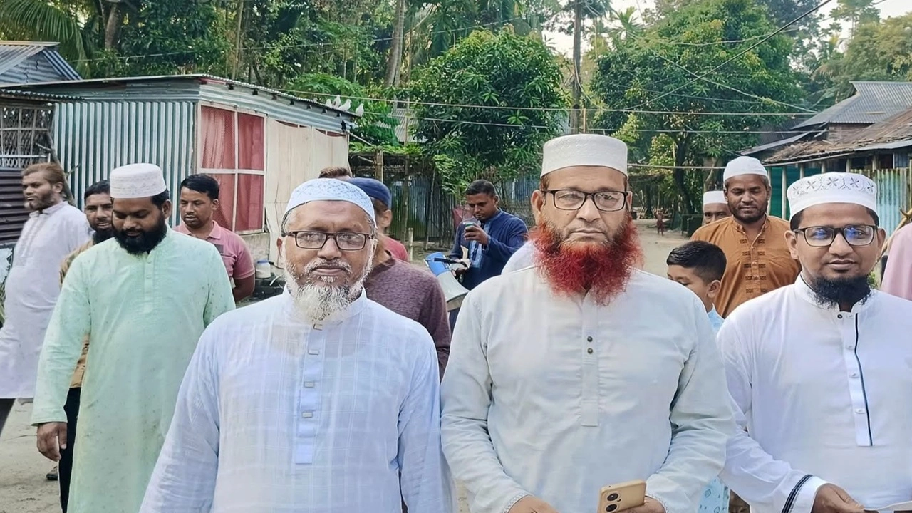 গণসংযোগ কর্মসূচিতে স্থানীয় নেতাকর্মী ও সমর্থকদের অংশগ্রহণ করেন