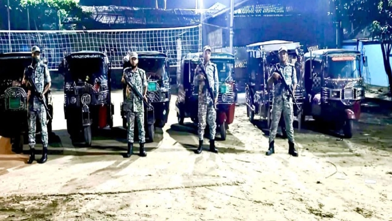 উখিয়ায় ৮ এপিবিএনের অভিযানে অননুমোদিত ৫ সিএনজি ও ১ ইজিবাইক জব্দ