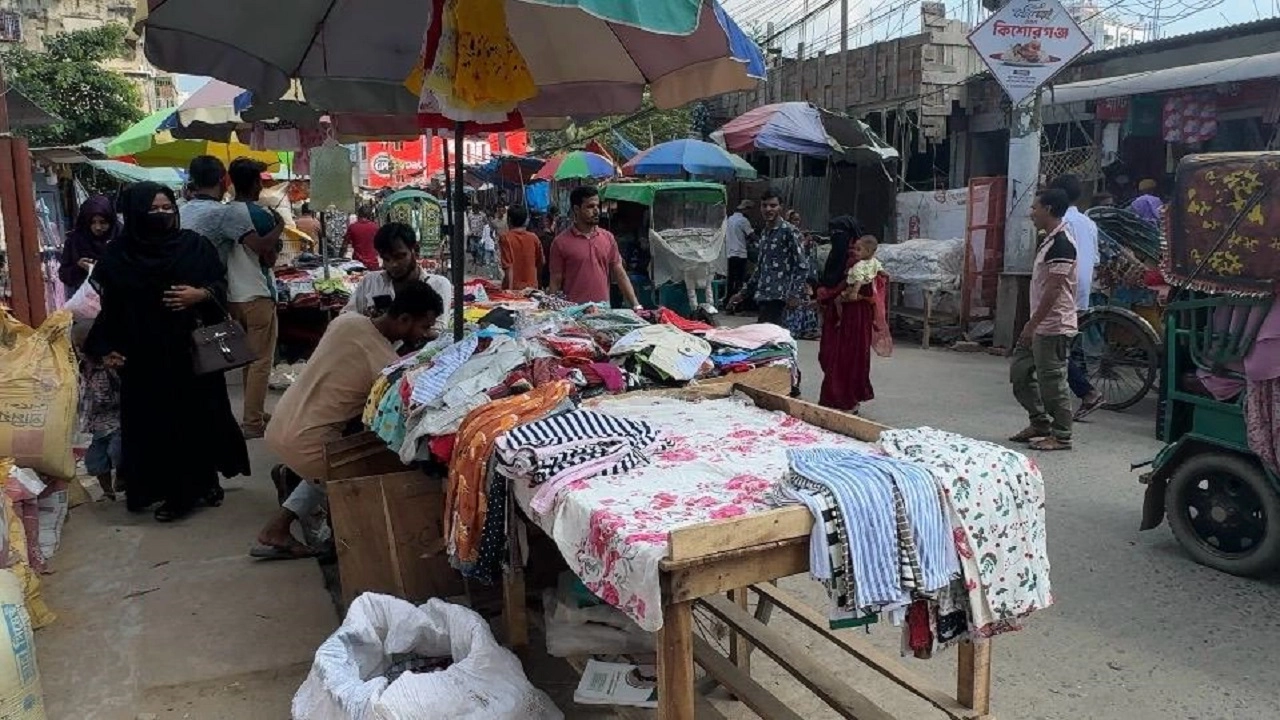 মুক্তমঞ্চ ও আশপাশের এলাকায় একের পর এক গড়ে উঠছে অবৈধ দোকান