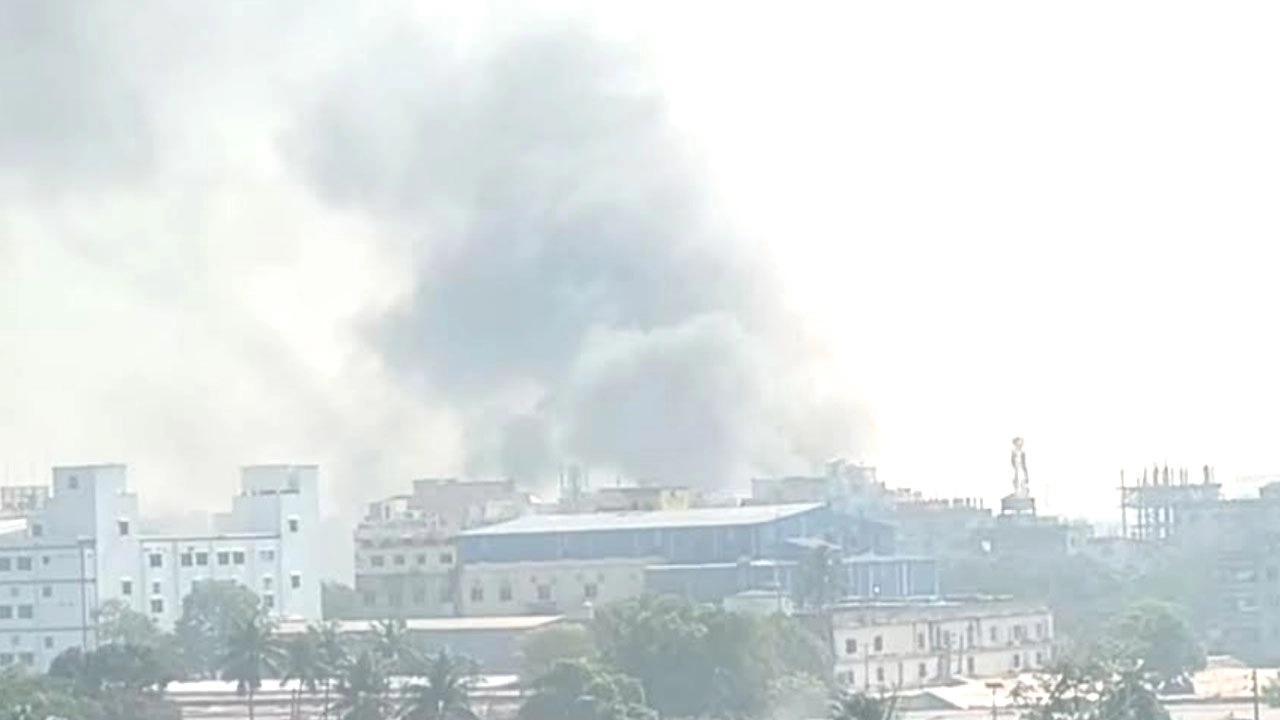 গাজীপুরের টঙ্গীতে একটি তুলার গোডাউনে ভয়াবহ অগ্নিকাণ্ড