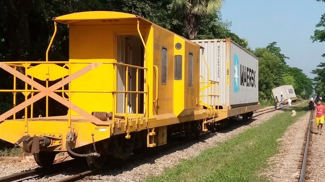 সীতাকুণ্ড উপজেলার শেখপাড়া রেলাইনে লাইনচ্যুত