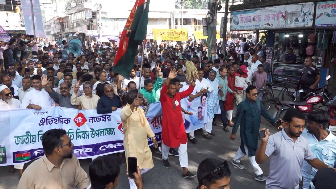 ঝিনাইদহে জাতীয় বিপ্লব ও সংহতি দিবসে বর্ণাঢ্য র্যালি। ছবি: এনপিবি