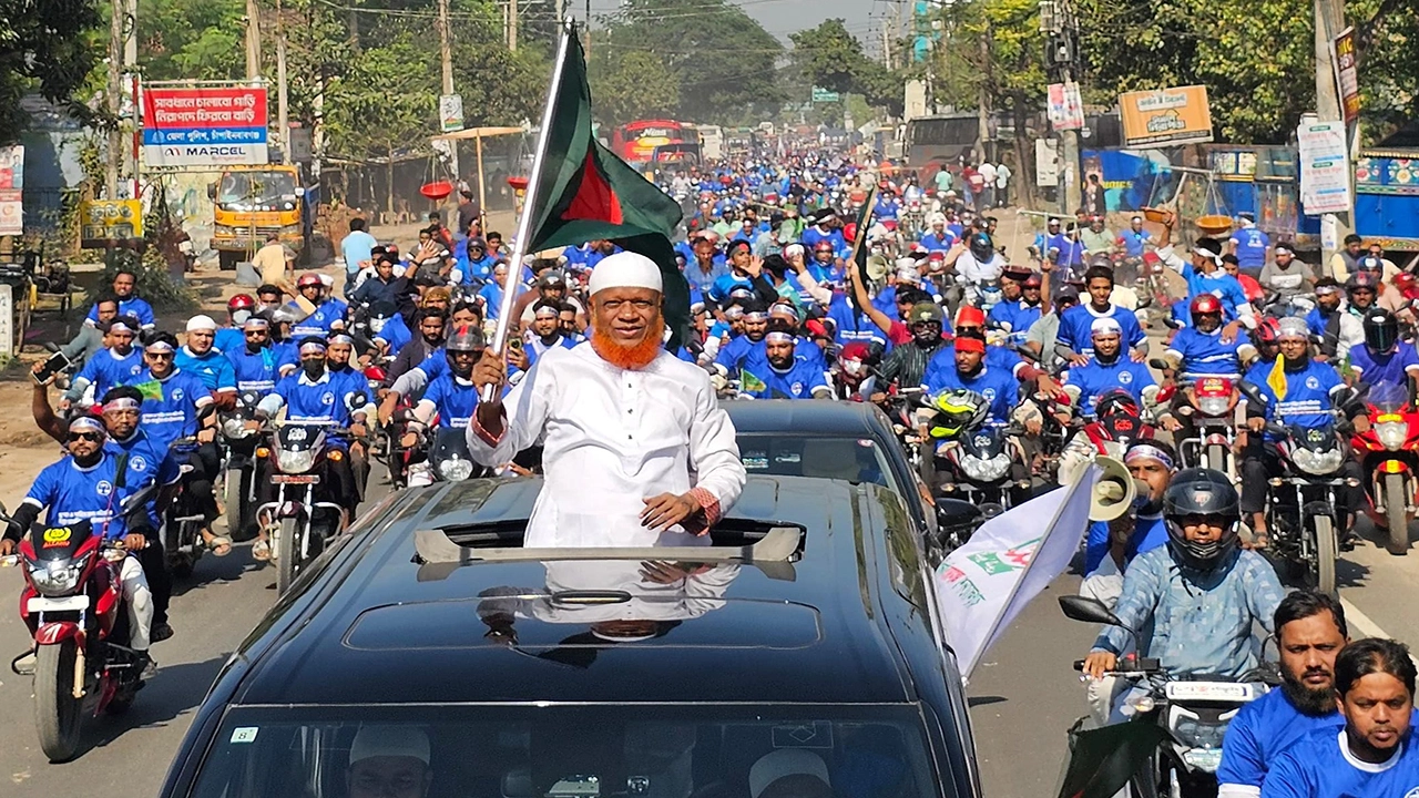 জামায়াতের প্রার্থী নুরুল ইসলাম বুলবুলের মোটরসাইকেল শোভাযাত্রা। ছবি: এনপিবি