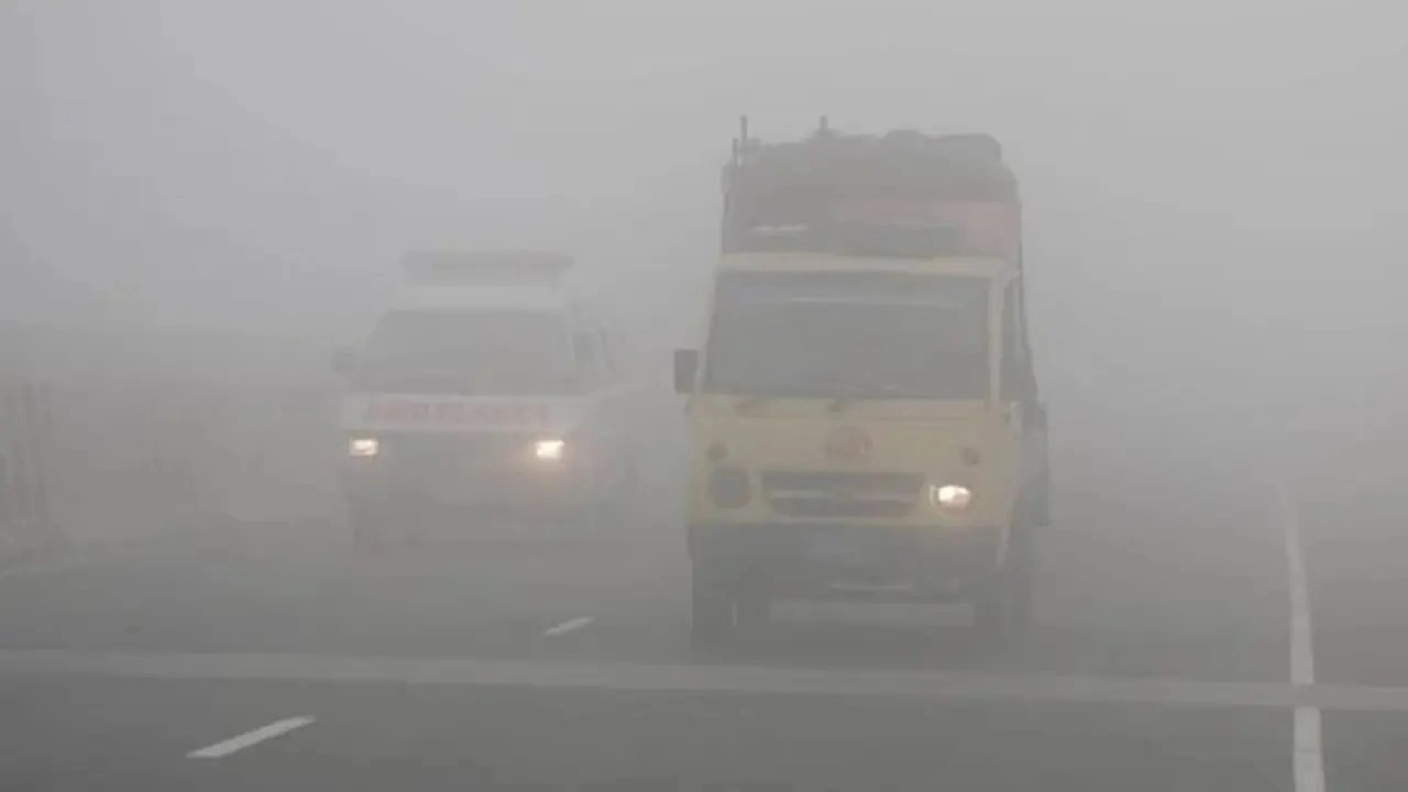 কুয়শায় লাইট জ্বালিয়ে ট্রাক চলাচল করছে।