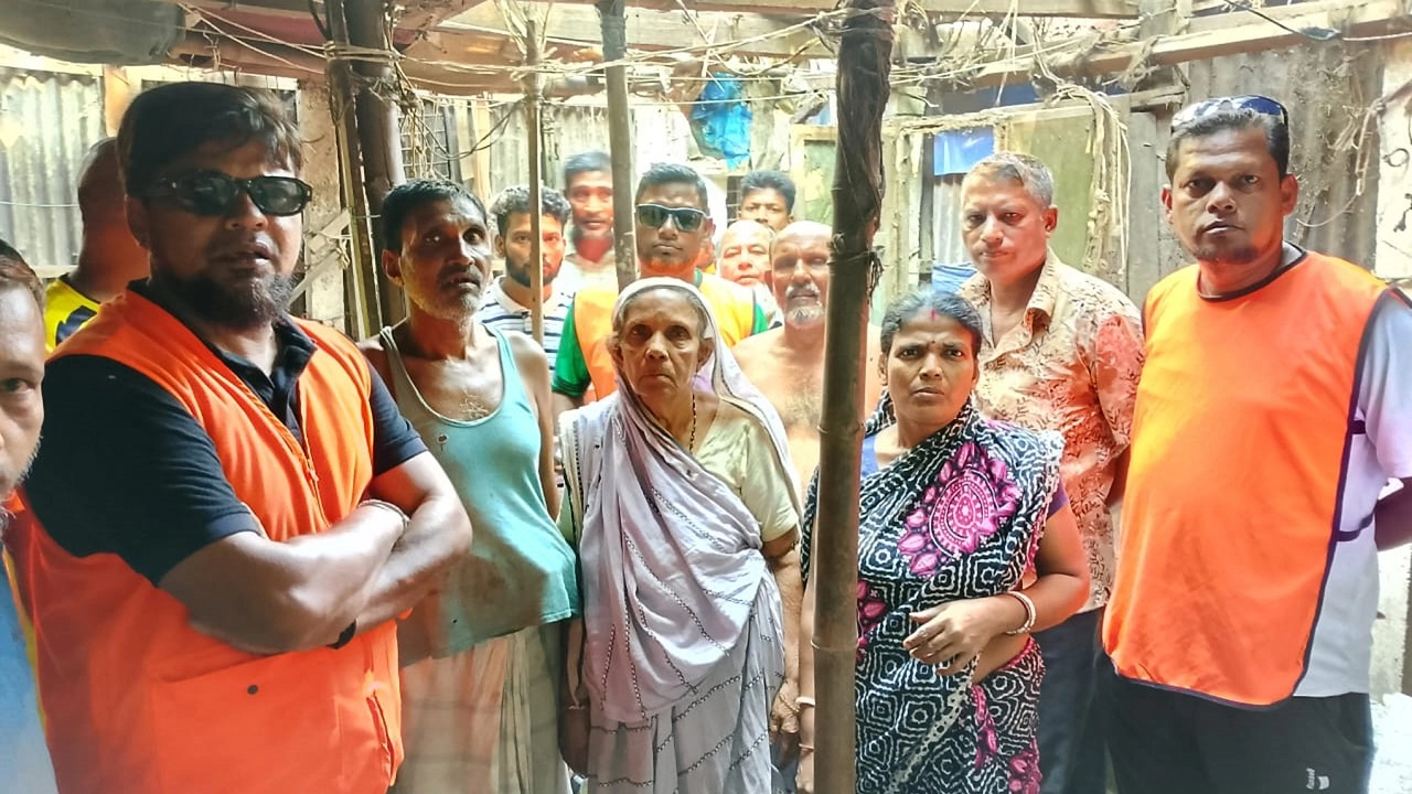 চাঁদপুরে জেলা বিএনপির সভাপতির তত্ত্বাবধানে অসহায় মুচি পরিবারকে ঘর নির্মাণ করে দিচ্ছে জেলা যুবদল সাধারণ সম্পাদক অ্যাডভোকেট নুরুল আমিন খান আকাশ।