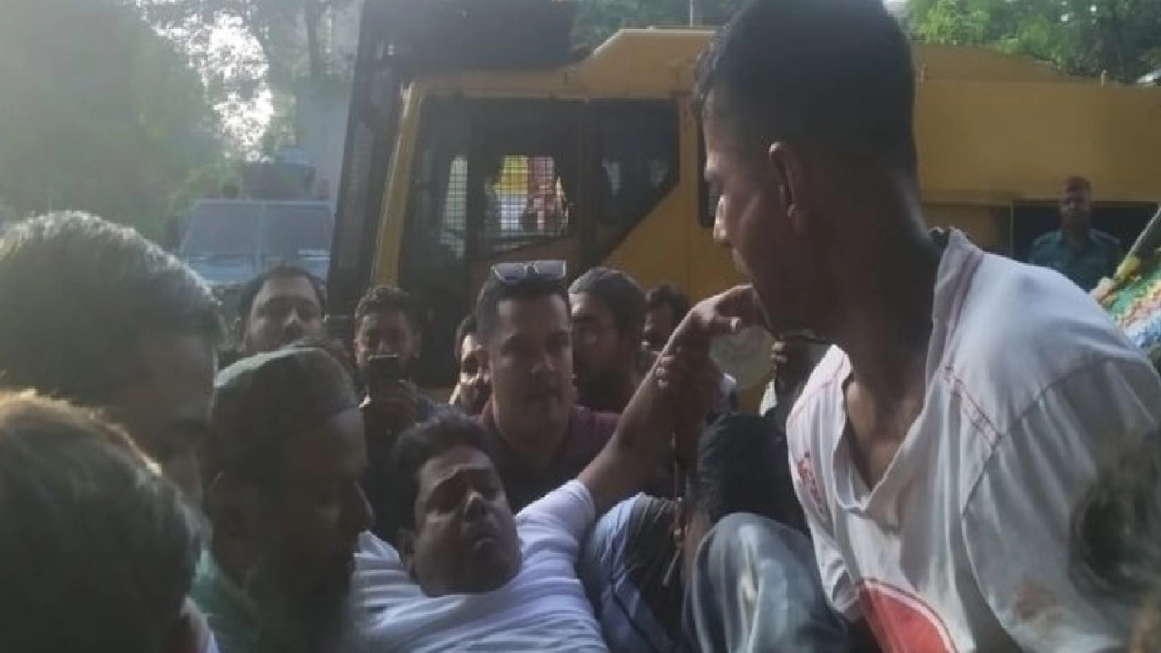 সাউন্ড গ্রেনেডে আহত শিক্ষক