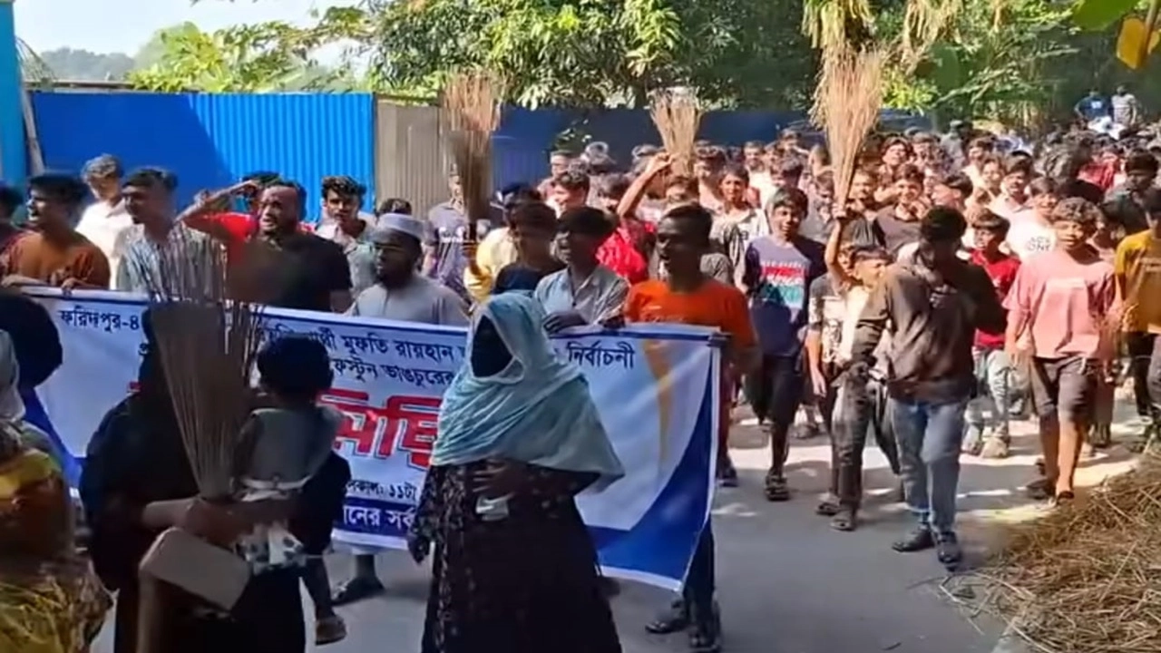 হামলাপর প্রতিবাদে ঝাঁড়ু মিছিল