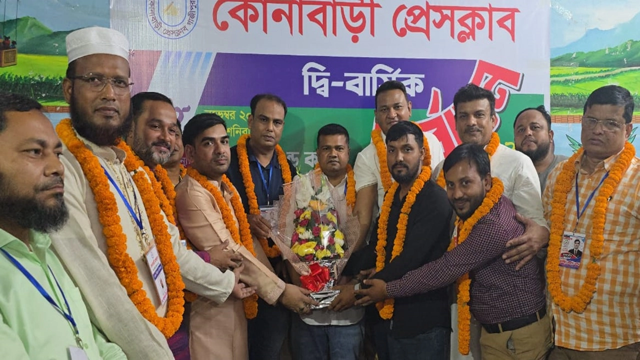 নির্বাচিত সদস্যদের ফুলের মালা দিয়ে বরণ করা হয়