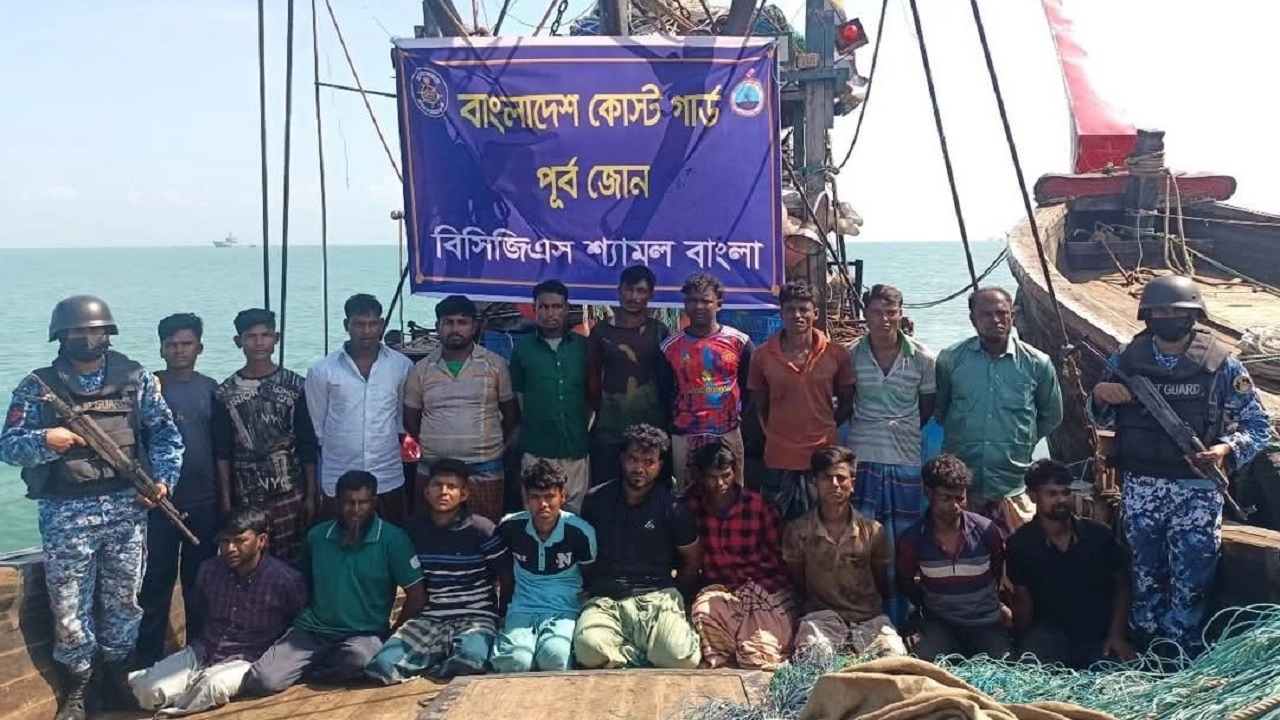 জব্দ করা ট্রলিং বোট ও জেলেরা