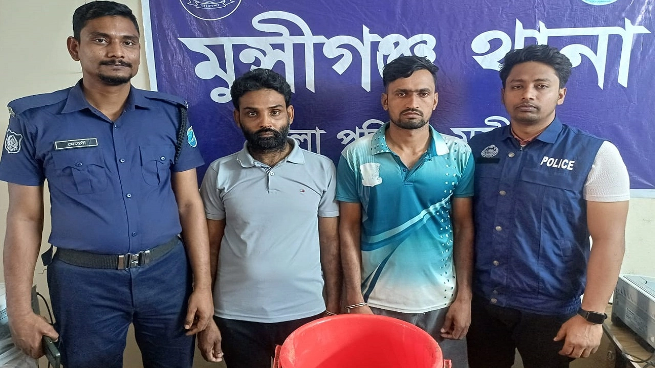 ককটেলসহ আটক