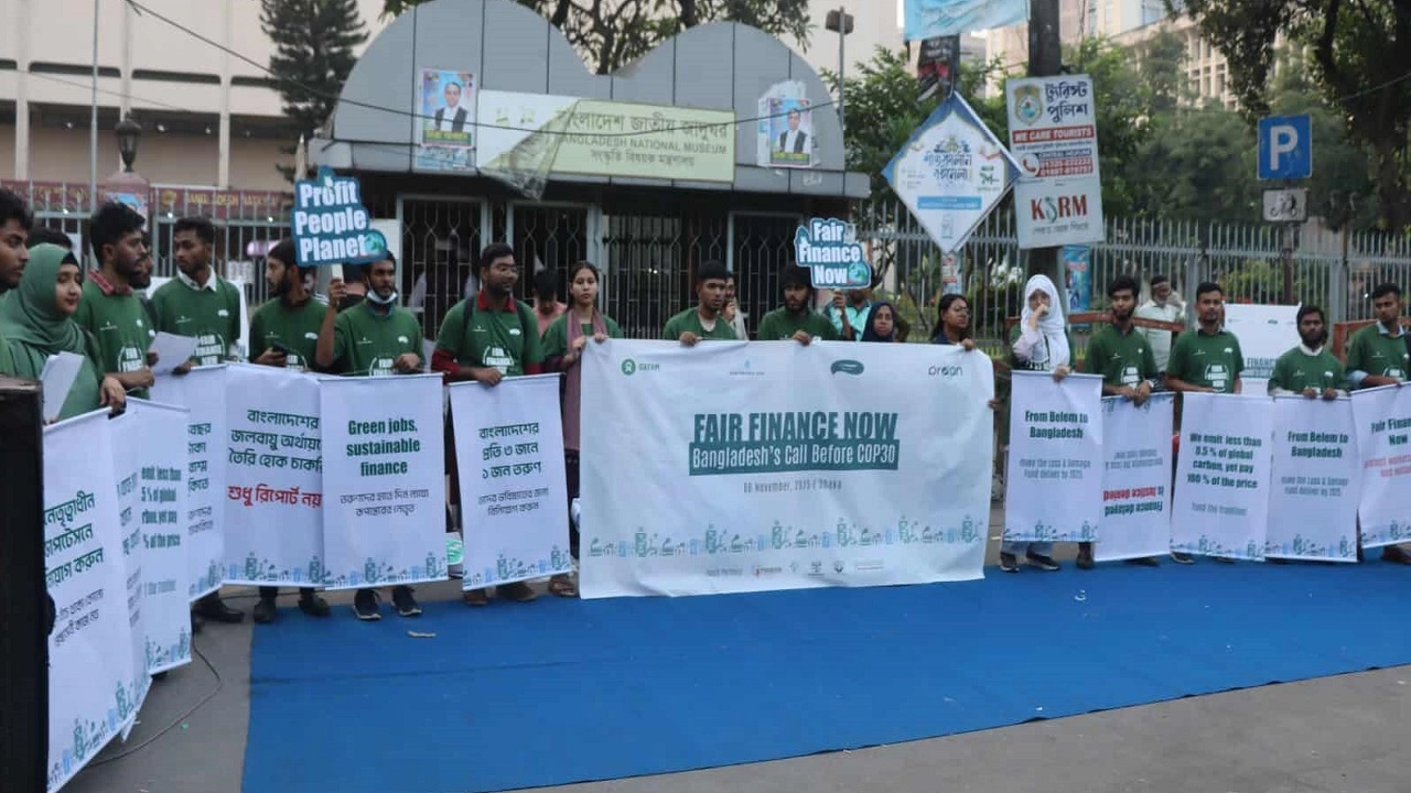 জাতীয় জাদুঘরের সামনে ক্যাম্পেইন