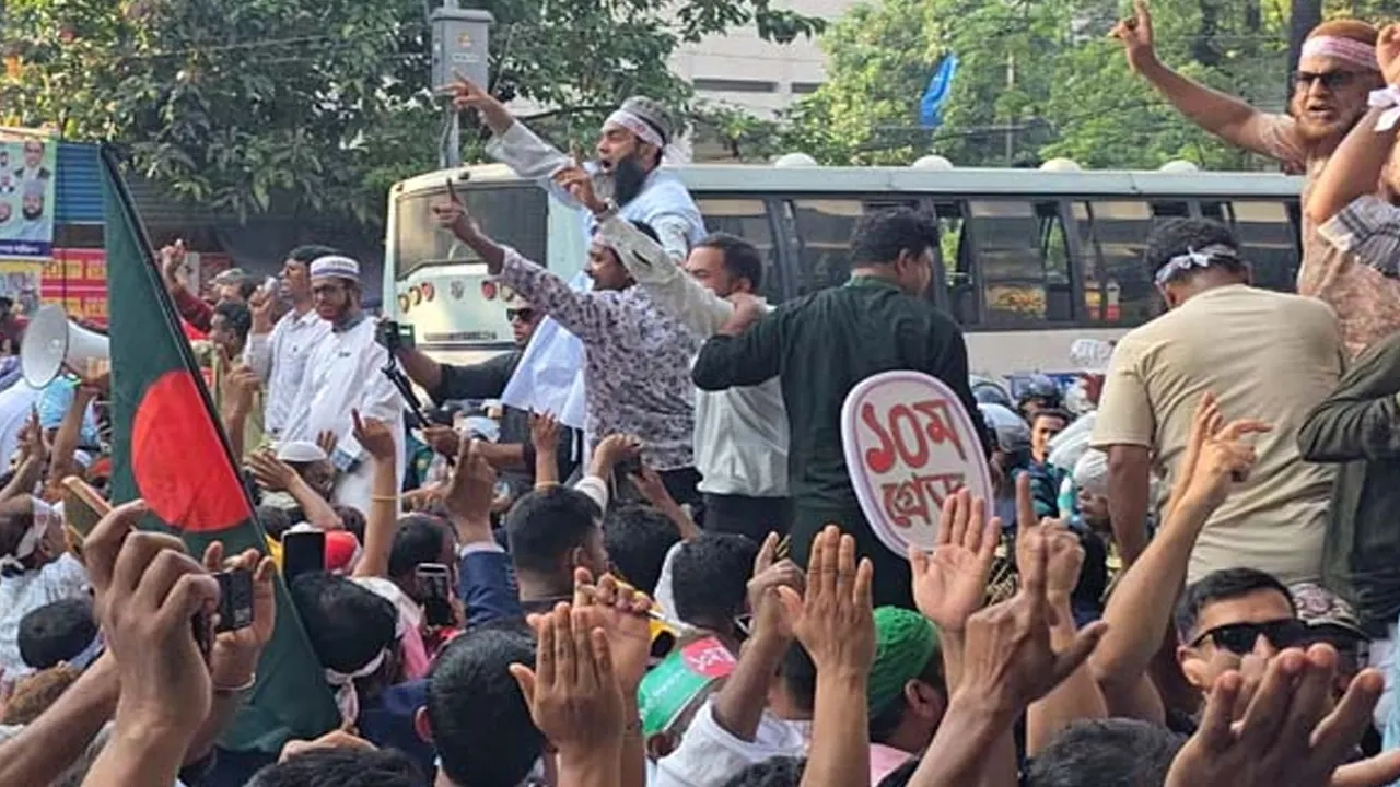 আন্দোলনরত শিক্ষকদের একাংশ