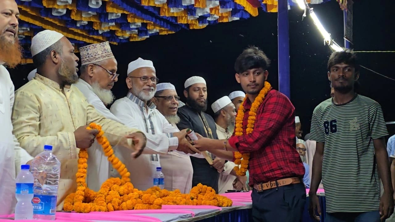 নবাগতদের হাতে ফুল তুলে দেন জামায়াতে ইসলামীর প্রার্থী কর্নেল (অব.) ডা. জেহাদ খান