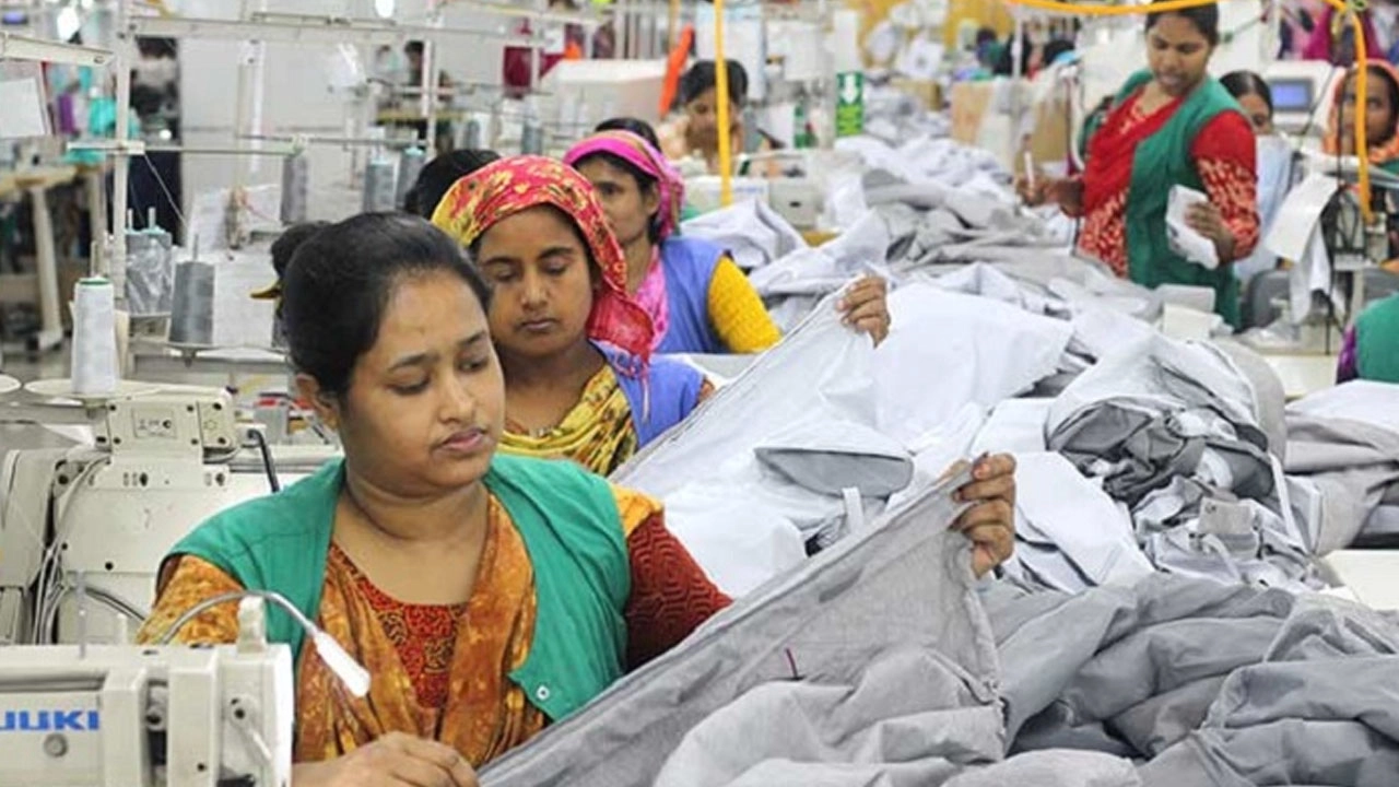দেশের তৈরি পোশাক খাতে কর্মরত শ্রমিকদের প্রায় ৩২ শতাংশ ন্যূনতম মজুরির কম আয় করেন এবং ৭৮ শতাংশ শ্রমিক পরিবারের জন্য পর্যাপ্ত খাদ্য জোগাতে পারেন না৷