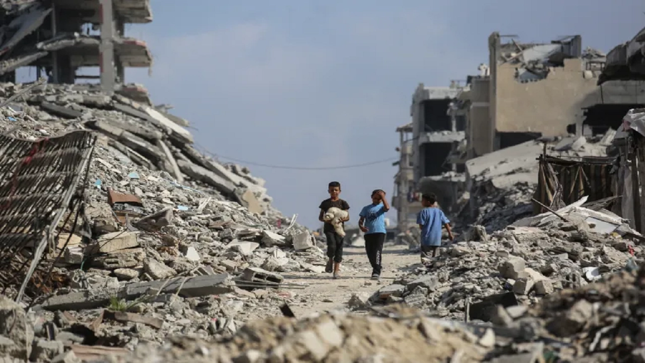 যুদ্ধবিধ্বস্ত গাজার মধ্যে হেঁটে বেড়াচ্ছে শিশুরা। ছবি: সংগৃহীত