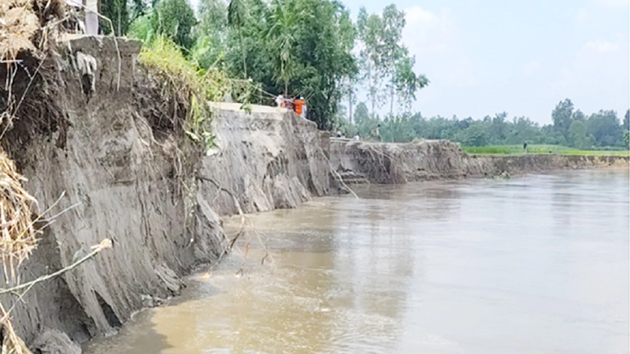 ব্রহ্মপুত্র-যমুনা নদী ভাঙন। ছবি: এনপিবি