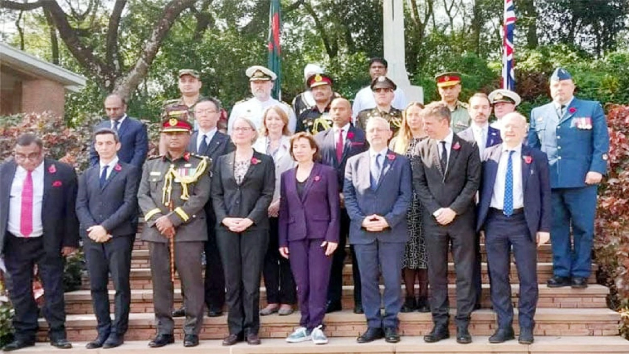ময়নামতি কমনওয়েলথ ওয়ার সিমেট্রিতে দ্বিতীয় বিশ্বযুদ্ধে নিহত সৈনিকদের স্মরণে পুষ্পস্তবক অর্পণ