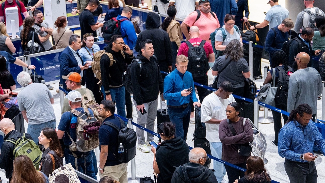 বিমানবন্দরে একটি চেক পয়েন্টে দীর্ঘ লাইনে অপেক্ষা করছেন যাত্রীরা। ছবি: সংগৃহীত