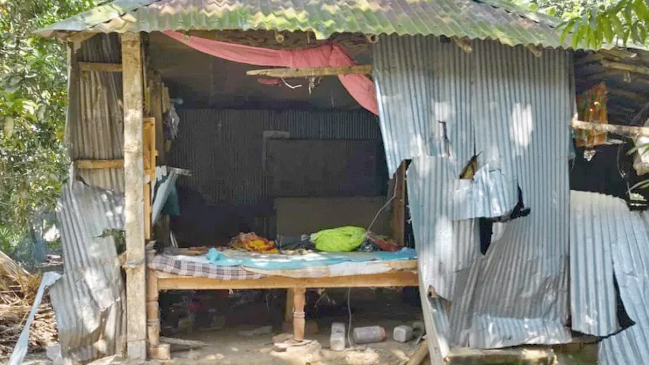 নেতাকর্মী ও সমর্থকের বাড়িতে হামলা, ভাঙচুর ও লুটপাট