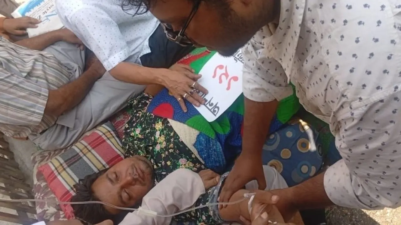 রোববার (৯ নভেম্বর) সকাল ১১টায় ইসির সামনে দেখা যায়, ১২১ ঘণ্টা অনশনে থাকা তারেক রহমান একই পোশাকে শুয়ে রয়েছেন