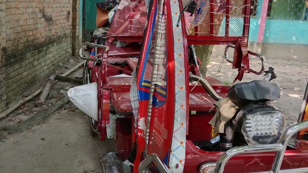 দুমড়ে মুচড়ে যাওয়া ইজিবাইক। ছবি: এনপিবি