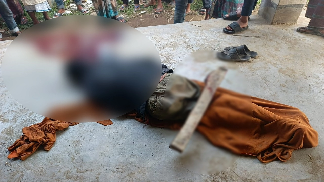 মেঝে পড়ে আছে বেলাল হোসেনের কম্বল মোড়ানো রক্তাক্ত নিথর দেহ।