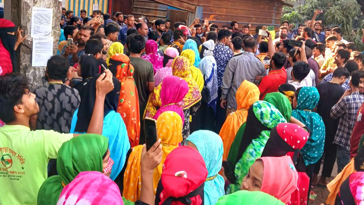 সিদ্ধিরগঞ্জে বেতন বন্ধের প্রতিবাদে সড়ক অবরোধ করে শ্রমিকদের বিক্ষোভ। ছবি: এনপিবি