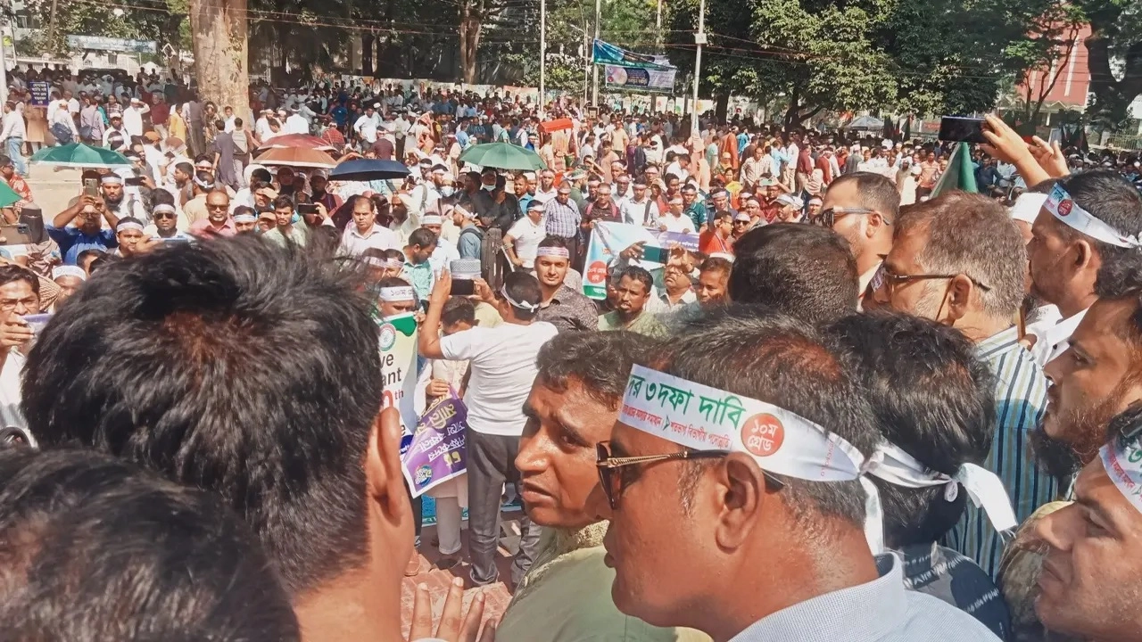 কেন্দ্রীয় শহীদ মিনারে অবস্থান কর্মসূচিতে শিক্ষরা