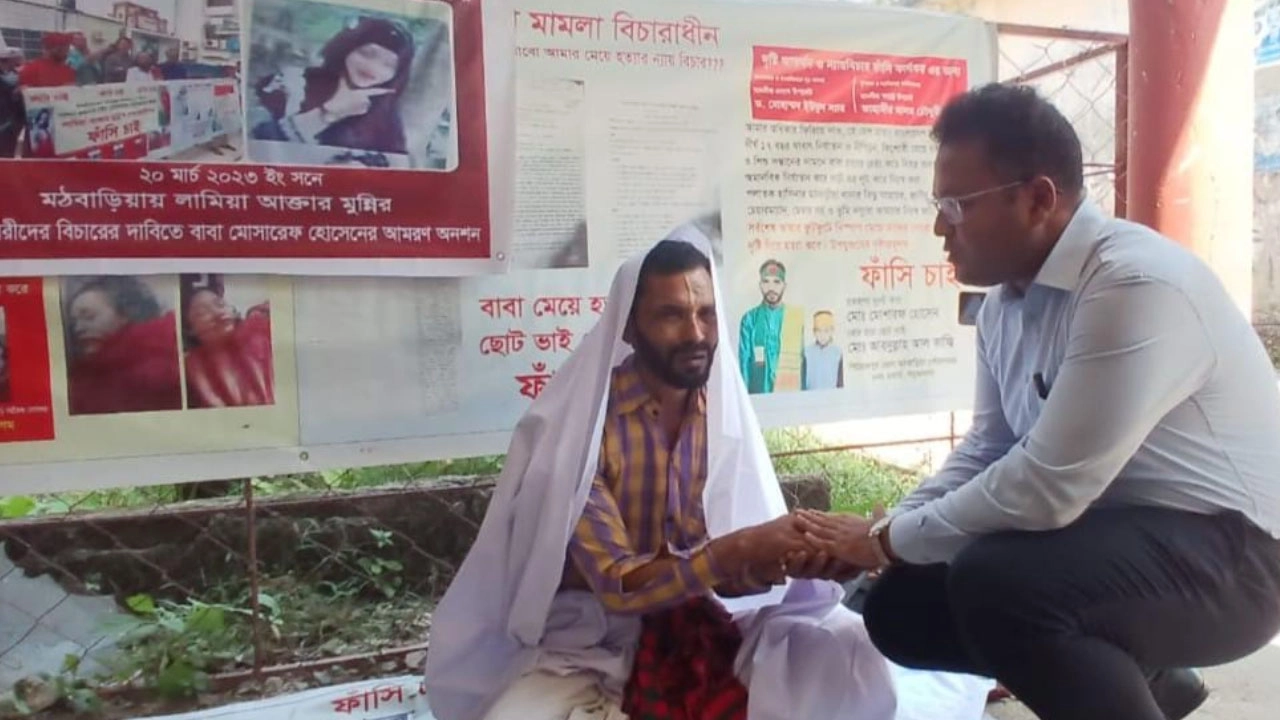 কাফনের কাপড় জড়িয়ে অনশন