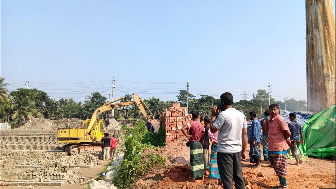 ভেক্যু মেশিন দিয়ে ভাটার কিছু অংশ গুঁড়িয়ে দিচ্ছে।
