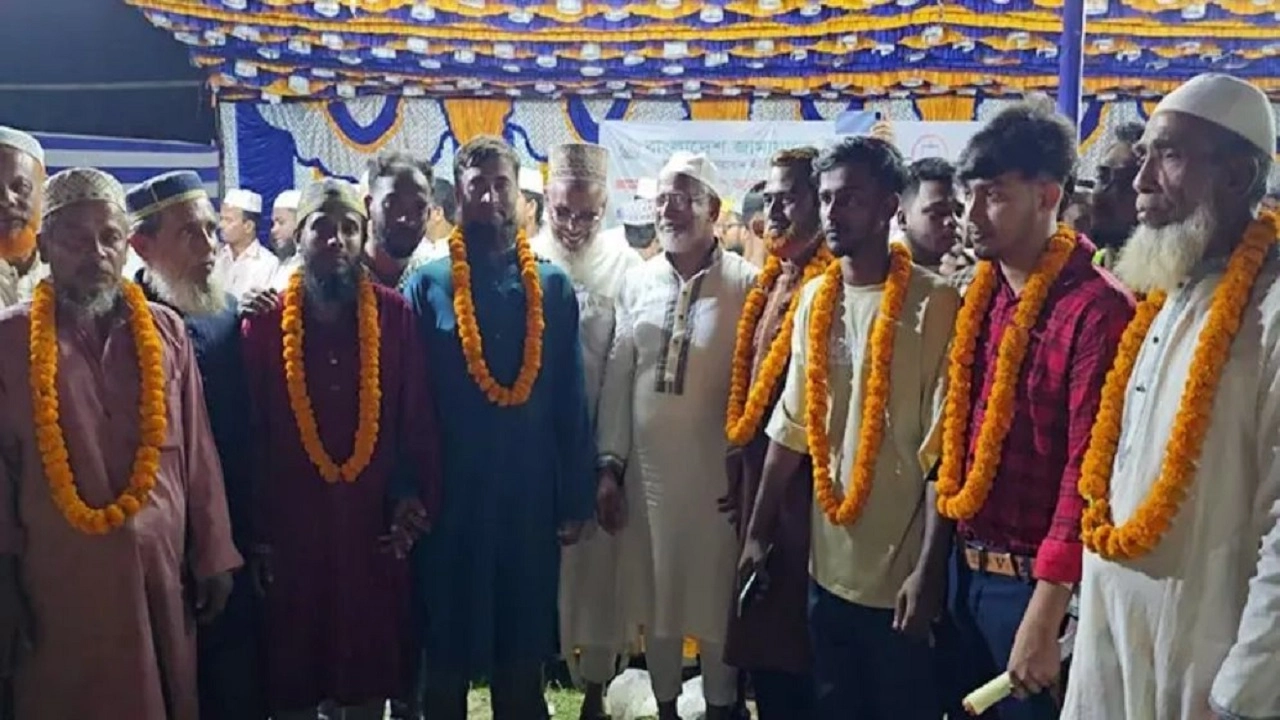 দুই দলের মোট ৬৪ জন নেতাকর্মী