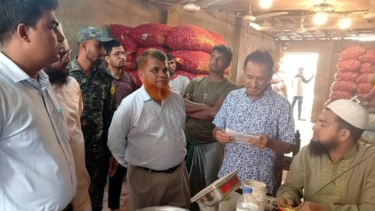 চাঁদপুরে পেঁয়াজের আড়তে অভিযান