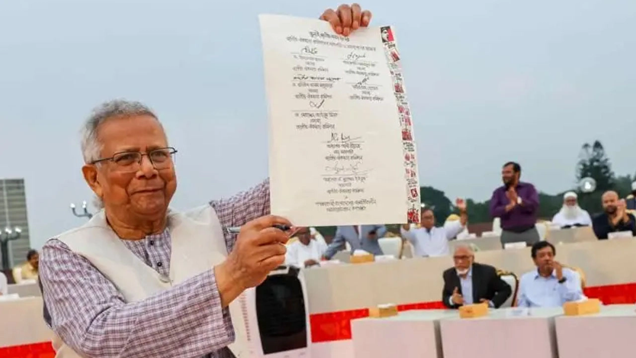 অক্টোবরে জুলাই সনদ স্বাক্ষর করেন অন্তর্বর্তী সরকারের প্রধান উপদেষ্টা মুহাম্মদ ইউনূসসহ বিভিন্ন রাজনৈতিক দলের নেতারা। ছবি বিবিসি বাংলা