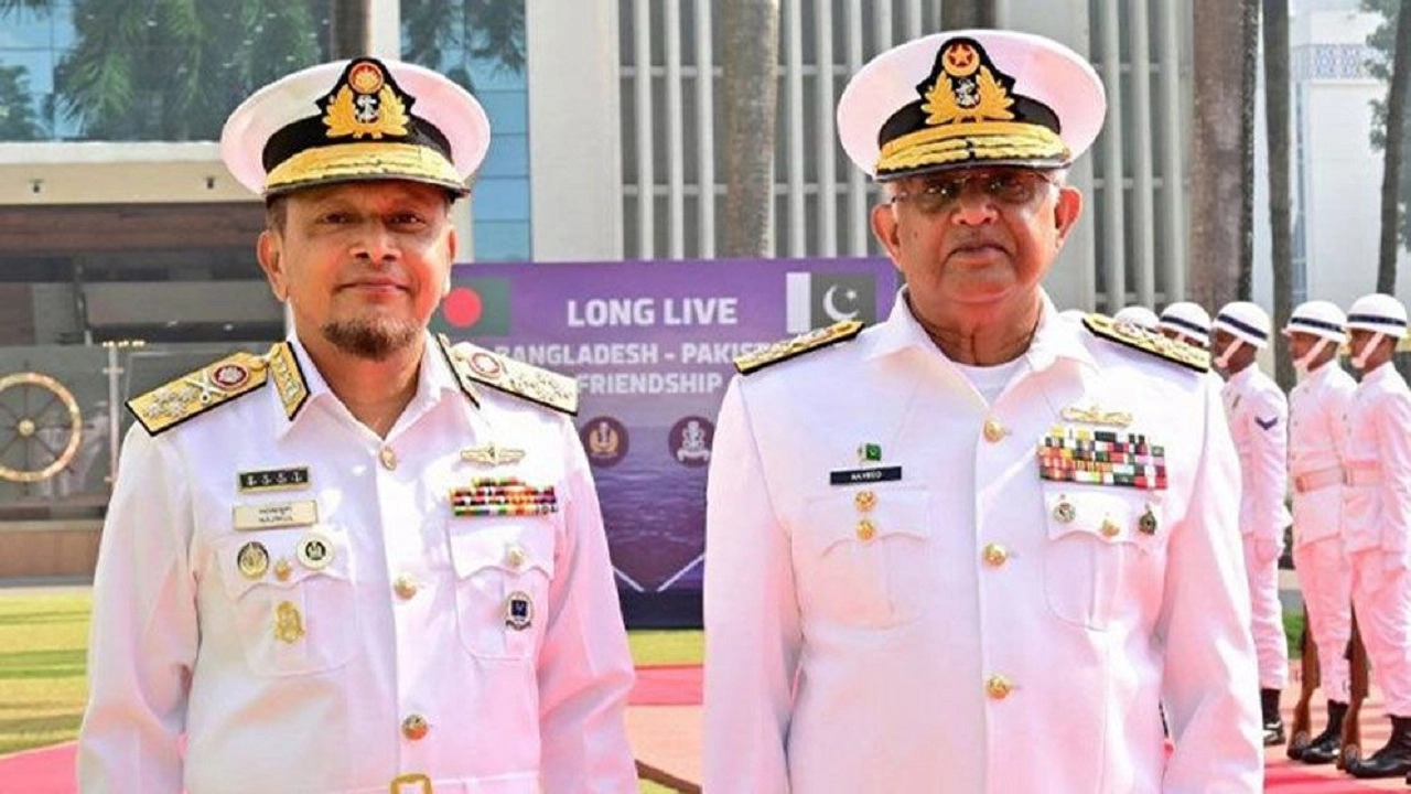 বাংলাদেশ নৌবাহিনীর প্রধান অ্যাডমিরাল এম নাজমুল হাসান ও পাকিস্তান নৌবাহিনীর প্রধান অ্যাডমিরাল নাভিদ আশরাফ।