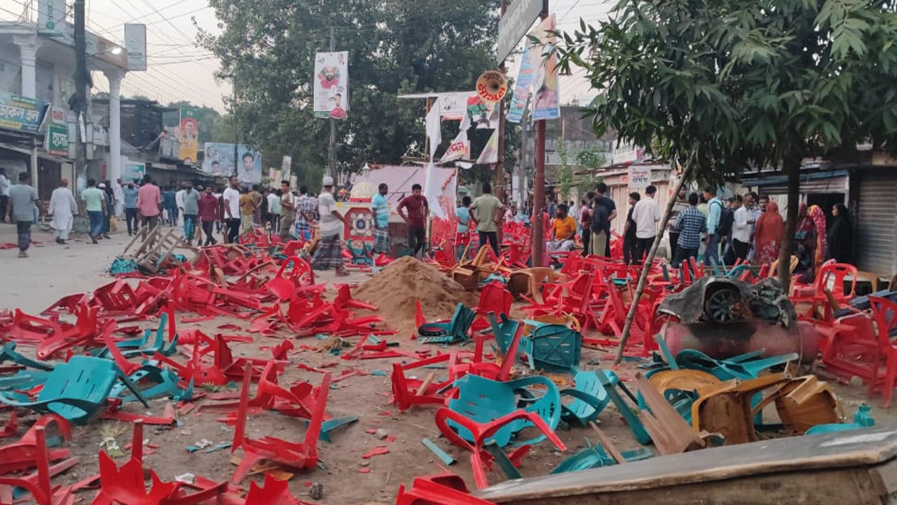ময়মনসিংহ-৩ (গৌরীপুর) আসনে বিএনপির মনোনয়ন পাওয়া এম ইকবাল হোসাইন ও বঞ্চিত প্রার্থী আহাম্মদ তায়েবুর রহমান হিরনের সমর্থকদের মধ্যে ধাওয়া-পাল্টা ধাওয়া ও সংঘর্ষ হয়