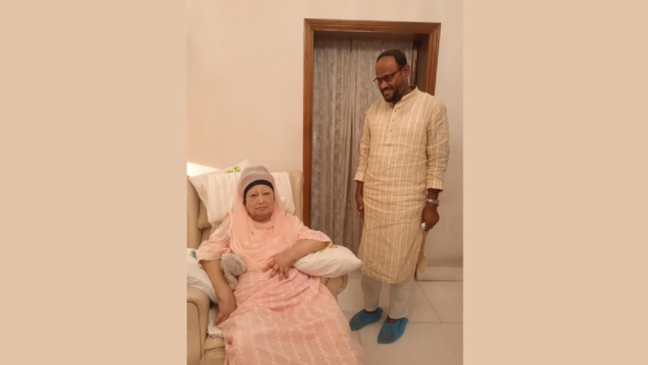 রোববার রাতে বেগম খালেদা জিয়ার বাসভবন ফিরোজায় সুলতান সালাহউদ্দিন টুকু